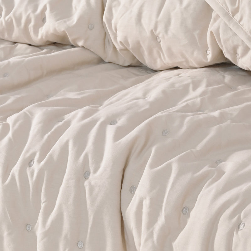 200 TC Egyptian Cotton Blend Quilt – Plush & Elegant for Any Room